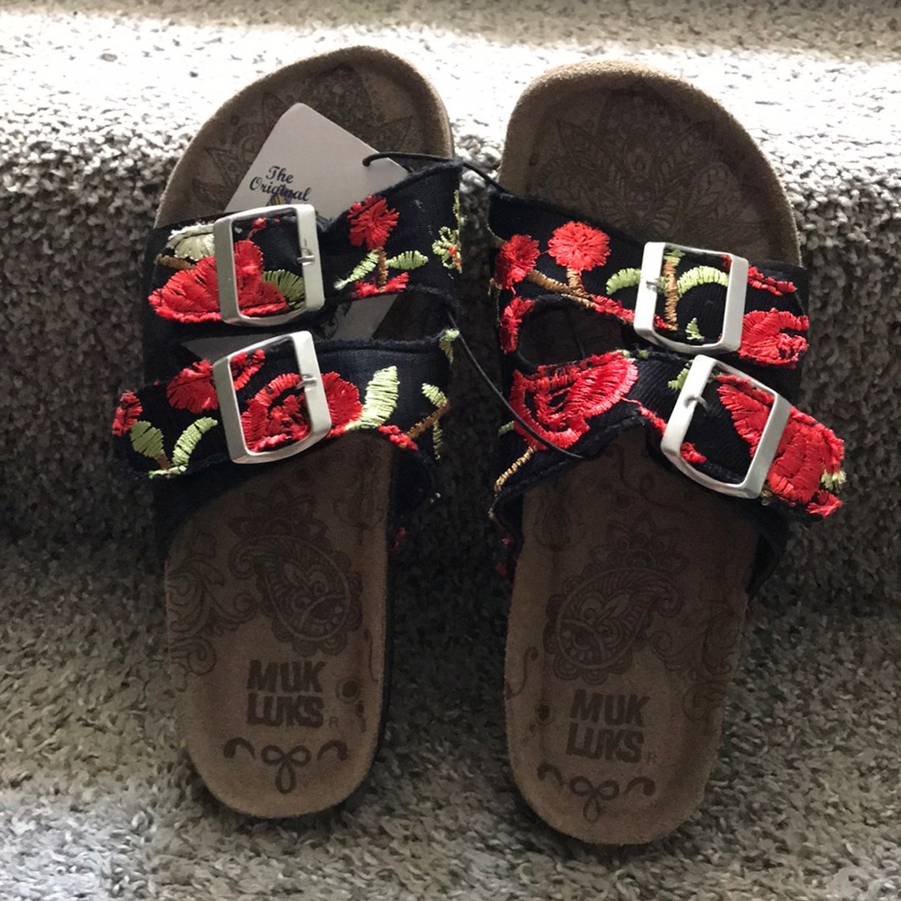 New Muk Luks Black Embroidered Sandals Size 6